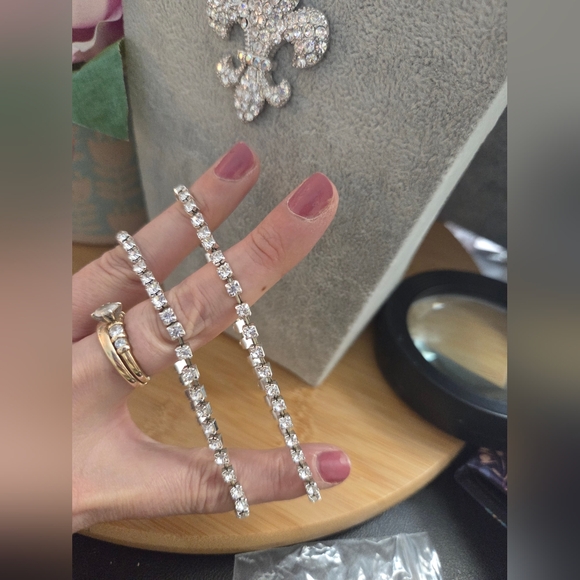 Silver Fleur-de-Lis Jewelry Set - Picture 6 of 9